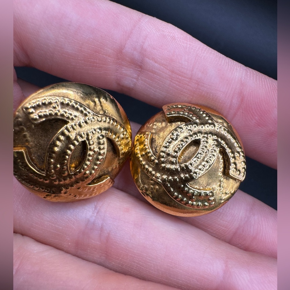 LOT 1260 24K gold plated Chanel hummered earrings - Picture 13 of 16